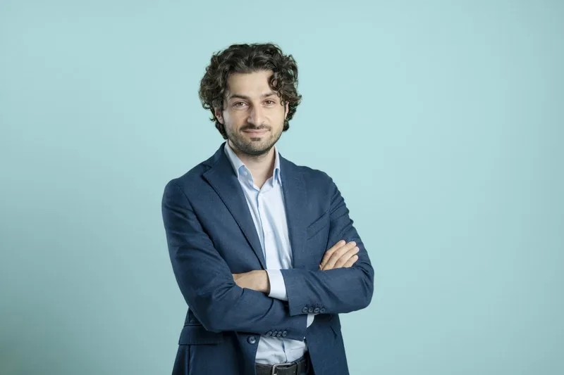 Portrait du Docteur Serdal Sanak, ophtalmologue chirurgien à Bruxelles